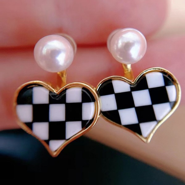 BLACK AND WHITE CHESS LATTICE LOVE EARRINGS