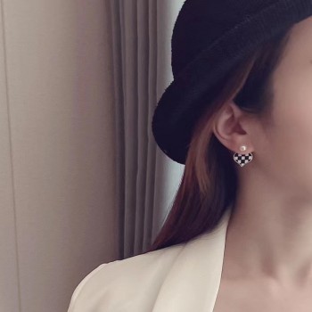 BLACK AND WHITE CHESS LATTICE LOVE EARRINGS 
